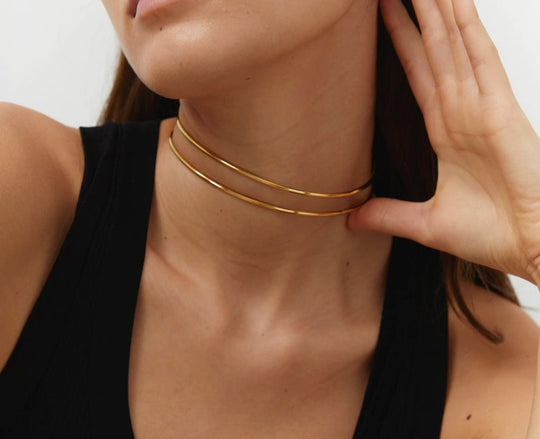 The influencers say that the most important accessory of the season is the rigid gold choker